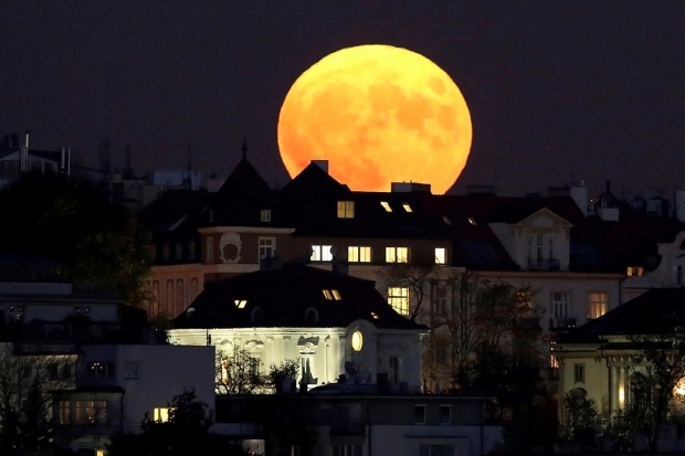 यदि सुपर चंद्रमा पृथ्वी के पास है, तो चंद्रमा की सतह लाल हो जाती है