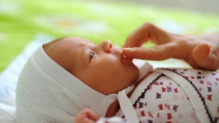 प्राकृतिक इलाज जो शिशुओं में aphtha घावों का कारण बनता है! एफ़्थ सोर कैसे गुजरते हैं?