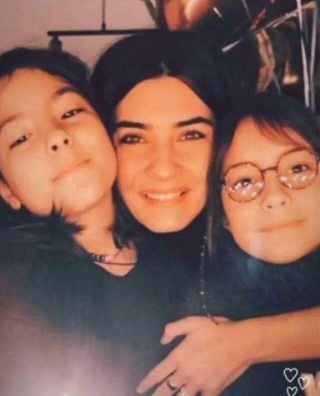Tuba Büyüküstün ने अपनी बेटियों के साथ एक तस्वीर साझा की