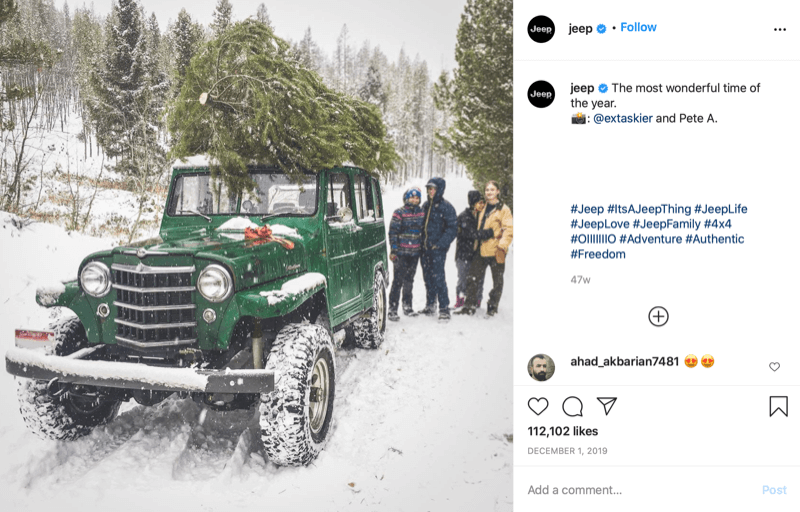 @jeep का इंस्टाग्राम पोस्ट, क्रिसमस ट्री के अंत में एक परिवार को दिखाते हुए कि उनकी जीप के ऊपर एक पेड़ है, जो बर्फ और पेड़ के देश में गहरा है