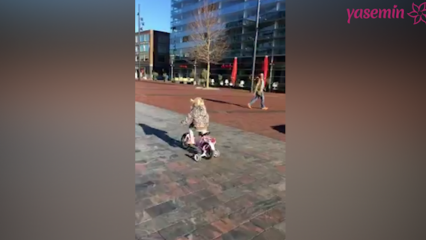 बाइक पर छोटी लड़की ने पुलिस से की टक्कर!