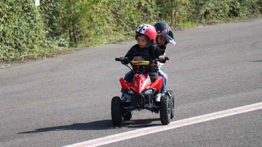 केनान सोफ़ुओग्लु ने 4 वर्षीय Göktürk को एक मोटरसाइकिल भेंट की