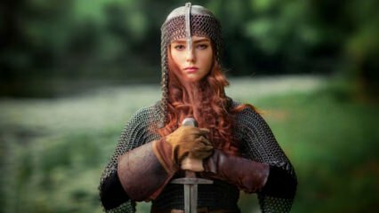 स्वीडिश छोटी लड़की को झील में 1500 साल पुरानी तलवार मिली