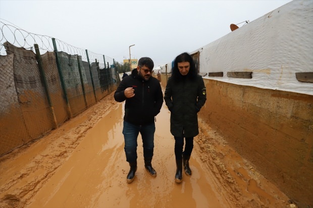 मूरत केकीली ने सीरिया में शरणार्थी शिविरों का दौरा किया