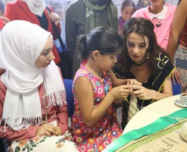 Songül üden सीरिया की महिलाओं के साथ मुलाकात की