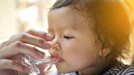बच्चों को पानी कैसे देना चाहिए? क्या छह महीने से कम उम्र के बच्चों को पानी दिया जा सकता है?