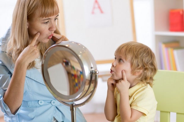 शिशुओं और बच्चों को बोलने के लिए क्या करना चाहिए?