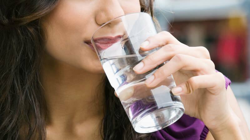 क्या भोजन के बीच पानी पीना हानिकारक है?