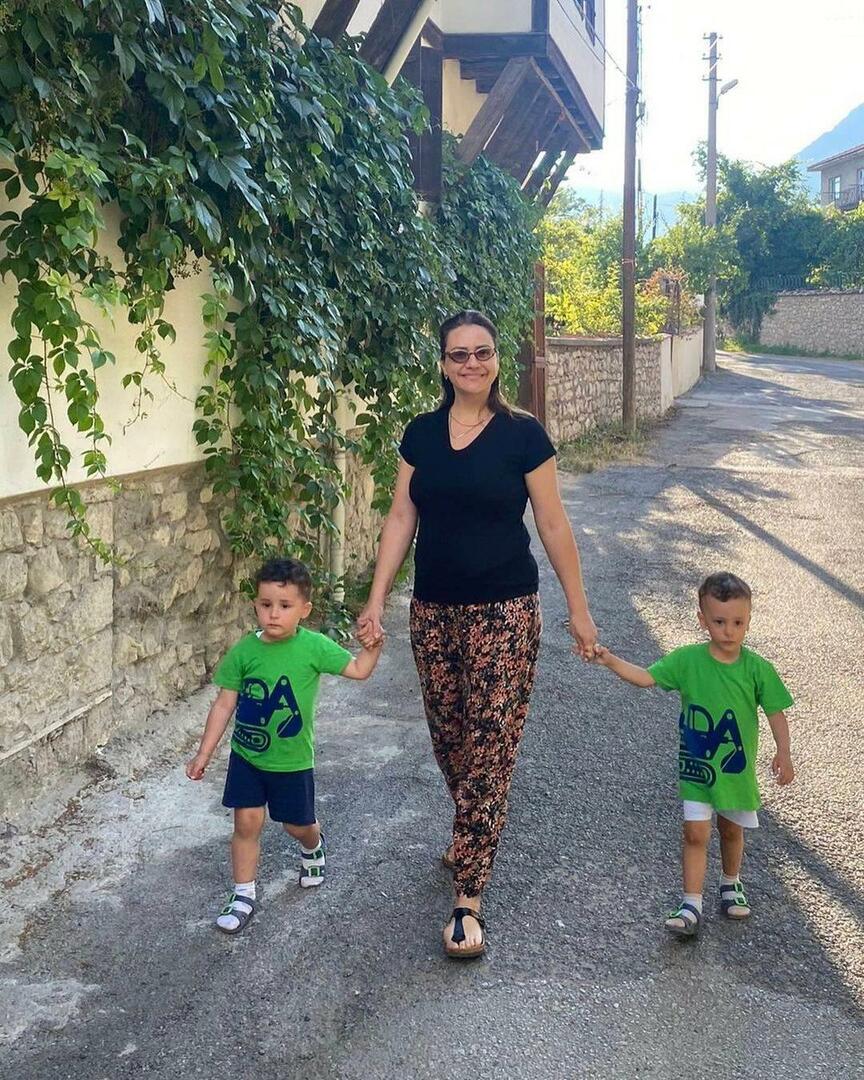Ezgi Sertel अपने बेटों के साथ छुट्टियां मना रही हैं