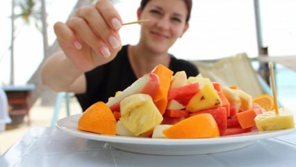 आहार में फल कब खाएं? क्या देर से फल खाने से वजन बढ़ता है?