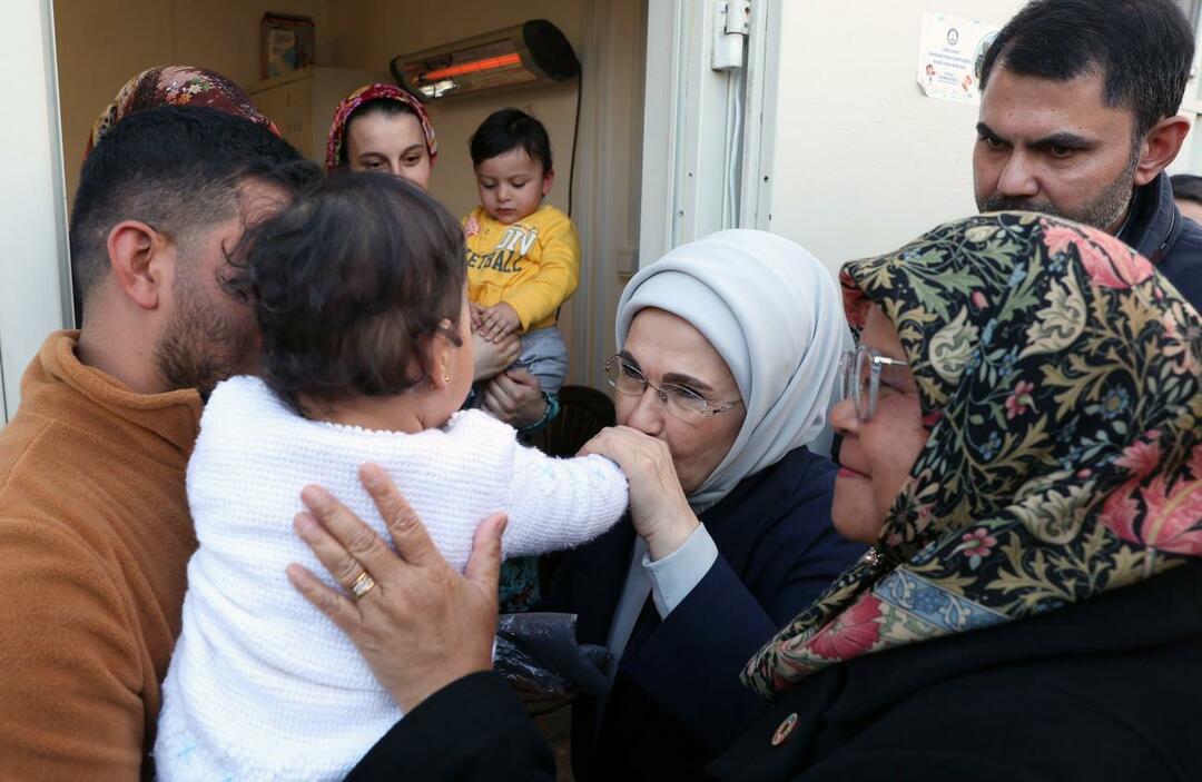 एमाइन एर्दोगन ने भूकंप पीड़ितों के परिवारों का दौरा किया