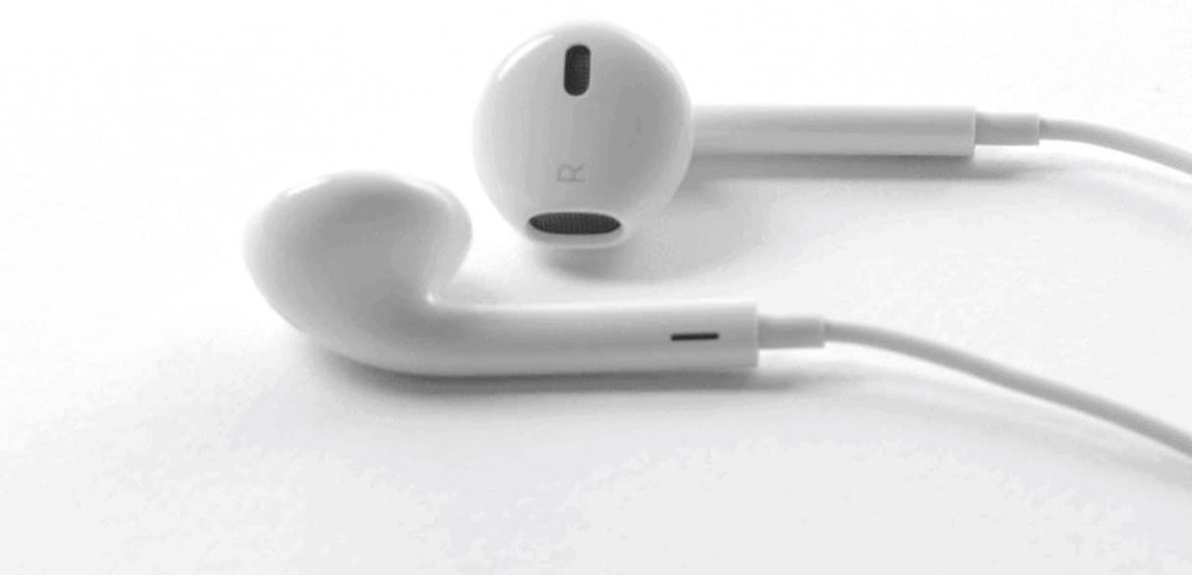 क्या Apple को नए iPhones पर EarPods देना चाहिए?