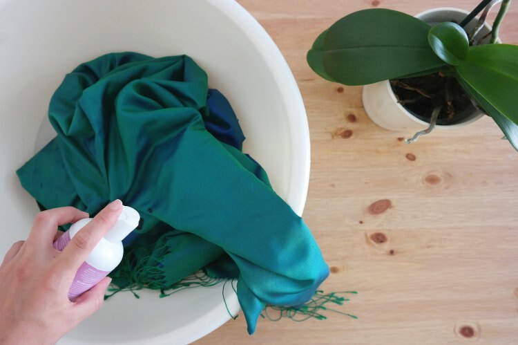 घर पर रेशम के शॉल / स्कार्फ कैसे साफ़ करें?