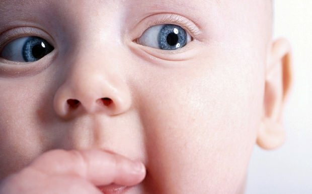 शिशुओं में आँख क्यों बदल जाती है?