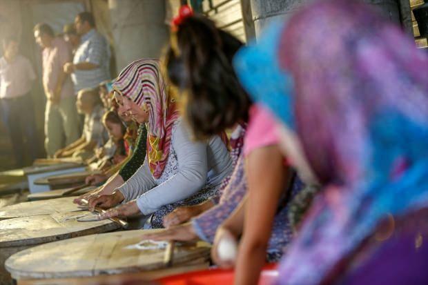अंताल्या की 70 महिलाएं पेनकेक्स बेचती हैं और मस्जिद बनाती हैं