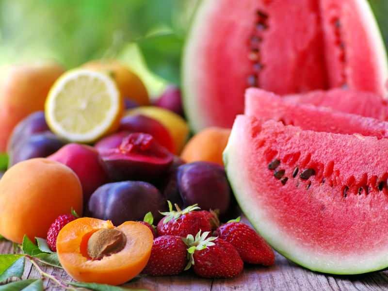 आहार में फल कब खाएं? क्या देर से फल खाने से वजन बढ़ता है?