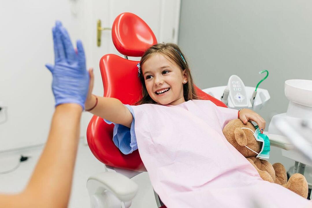 बच्चों को दंत चिकित्सा देखभाल कब मिलनी चाहिए? स्कूल जाने वाले बच्चों के लिए दंत चिकित्सा देखभाल कैसी होनी चाहिए?