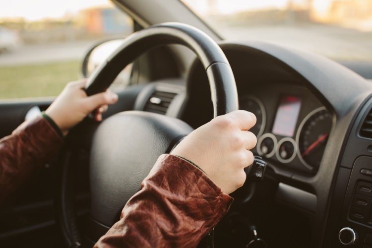 ट्रैफिक में महिला ड्राइवरों से 5 गलतियां