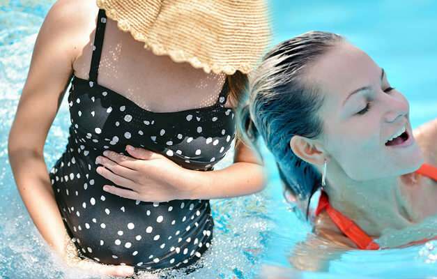 गर्भावस्था के दौरान तैराकी के लाभ! क्या गर्भावस्था के दौरान पूल में प्रवेश करना संभव है?