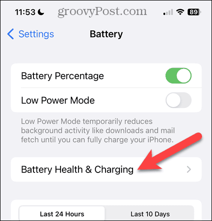 iPhone बैटरी स्क्रीन पर बैटरी हेल्थ और चार्जिंग पर टैप करें