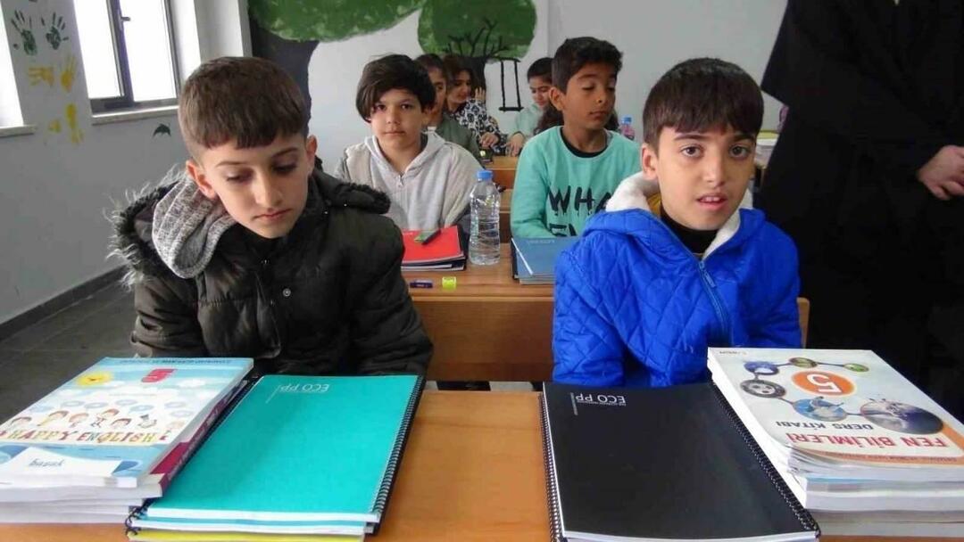 भूकंप से बचे बच्चों ने दूसरे शहरों में कक्षाएं शुरू कीं