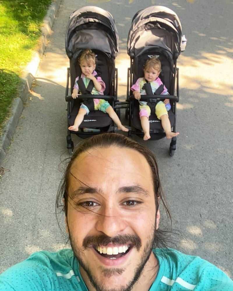 अनिल अल्तान और उसके जुड़वाँ बच्चे 