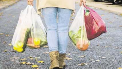 घर पर प्लास्टिक बैग कहां रखना चाहिए? किराने की दुकान और बैग कैसे स्टोर करें?