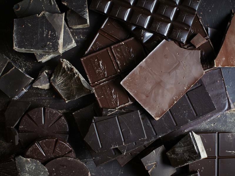 एंडोर्फिन हार्मोन का बढ़ना: डार्क चॉकलेट के क्या फायदे हैं? डार्क चॉकलेट का सेवन ...