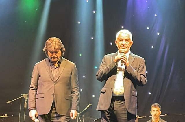 बार्टिन में विस्फोट के कारण अहमत सफक ने अपना संगीत कार्यक्रम बीच में ही छोड़ दिया।