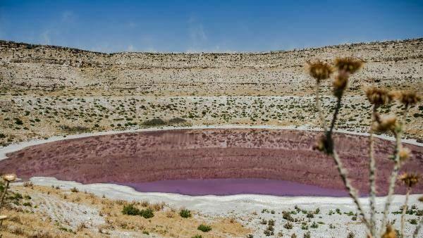 Meyil Obruk झील का रंग गुलाबी हो गया है!