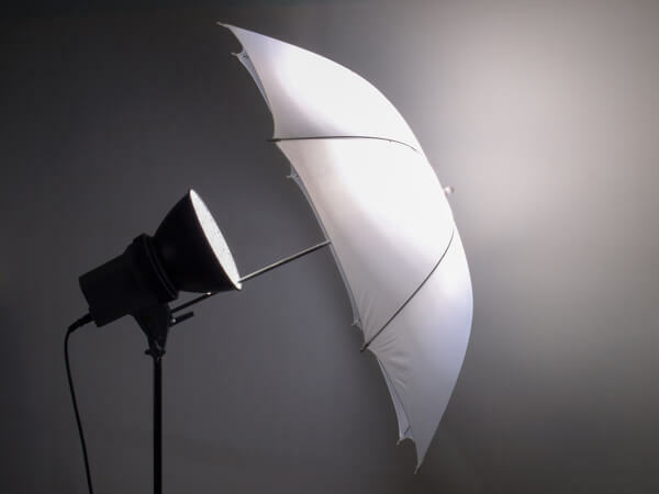 एक फोटो छतरी आपके वीडियो के लिए नरम, चापलूसी प्रकाश बनाने में मदद करती है।
