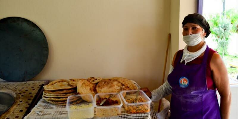 मेर्सिन में महिलाएं अपने तंदूरी घरों के साथ परिवार के बजट में योगदान करती हैं!