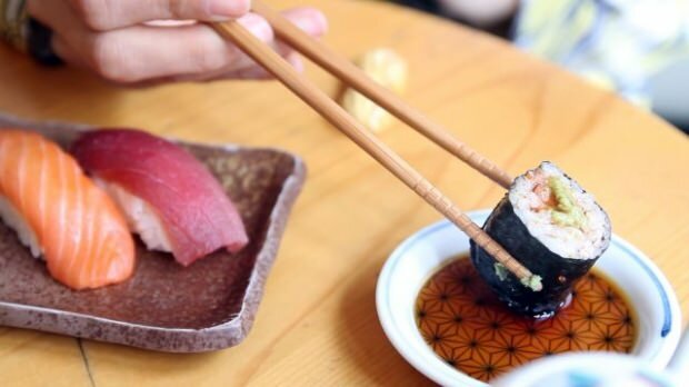 कैसे खाएं सुशी? घर पर सुशी कैसे बनाएं? सुशी की चाल क्या हैं?