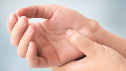 क्या हाथ पर पुटी (गैंग्लियन) के लक्षण हैं? हाथ सिस्ट की उपचार विधि क्या है?