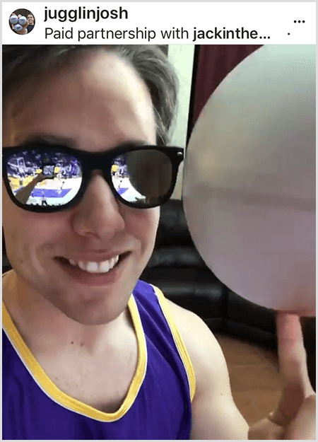 जोश हॉर्टन जैक के साथ एक अभियान के लिए बॉक्स और ला लेकर्स में एक तस्वीर पोस्ट करता है। जोश पहने धूप का चश्मा और एक लेकर्स जर्सी पहनता है और एक गेंद को कताई करते हुए कैमरे के लिए मुस्कुरा रहा है।