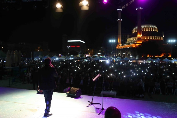 बोस्नियाई कलाकार Zeyd Şoto और Eşref Ziya Terzi ने Bağcılar में एक संगीत कार्यक्रम दिया 