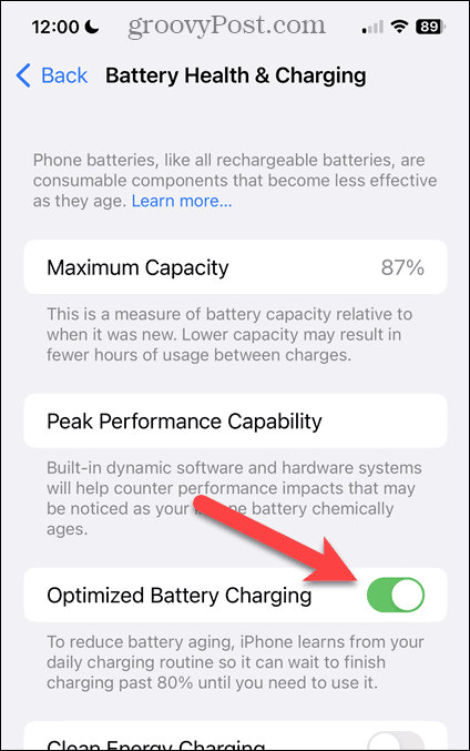 iPhone बैटरी स्वास्थ्य और चार्जिंग स्क्रीन पर अनुकूलित बैटरी चार्जिंग सक्षम या अक्षम करें