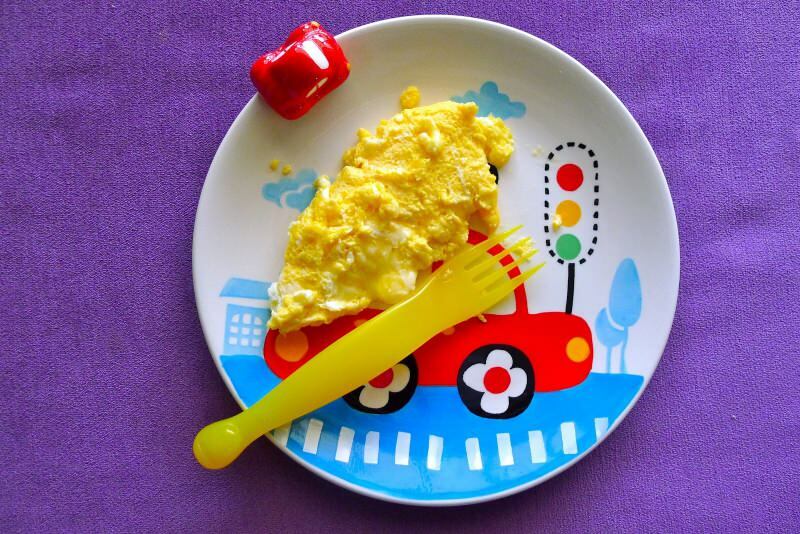 बच्चों के लिए तले हुए अंडे! शिशुओं के लिए एक आमलेट कैसे बनाएं?