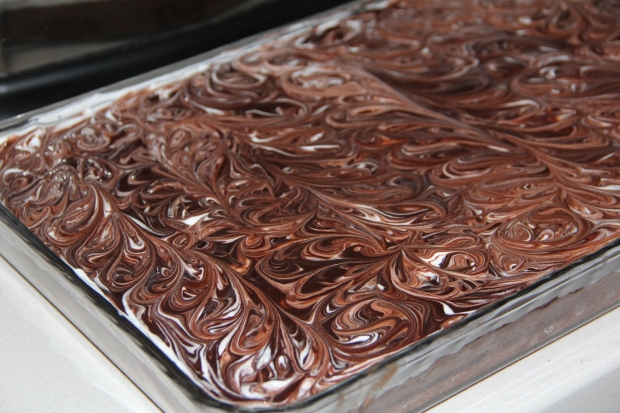 सबसे आसान रो केक बनाने के लिए कैसे? स्वादिष्ट चॉकलेट सॉस के साथ रोते हुए केक नुस्खा