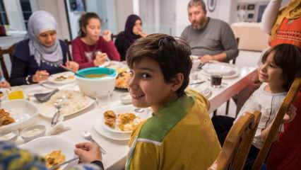 रमजान में परिवारों के साथ सहुर और इफ्तार के अनिवार्य रिवाज
