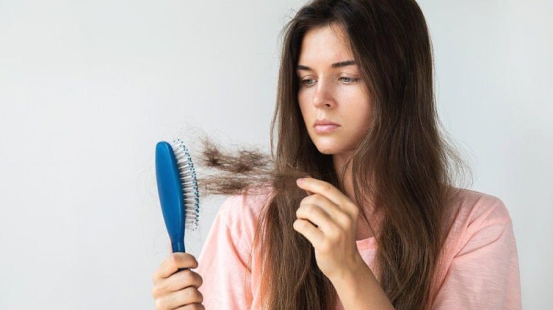 बाल क्यों झड़ते हैं? 3 प्राकृतिक मिश्रण जो बालों का झड़ना रोकते हैं