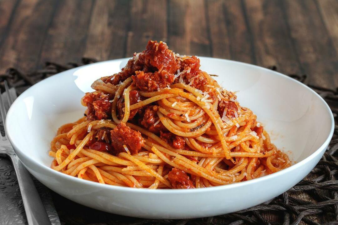 अरेडा पियार ने शोध किया: तुर्की में सबसे लोकप्रिय पास्ता टमाटर सॉस के साथ स्पेगेटी है