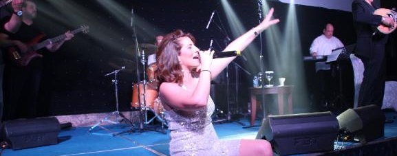 ग्रीक गायक अनास्तासिया कलोगरोपोलो ने टीआरएनसी में प्रदर्शन किया, गद्दार घोषित किया