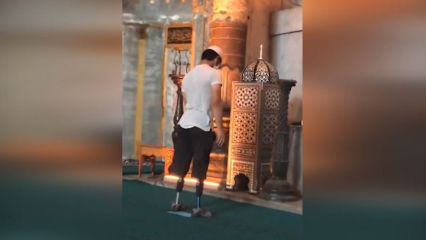 हागिया सोफिया मस्जिद में अपने कृत्रिम पैरों के साथ प्रार्थना करते युवक!