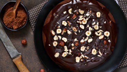चॉकलेट सॉस के साथ व्यावहारिक हेज़लनट केक नुस्खा 
