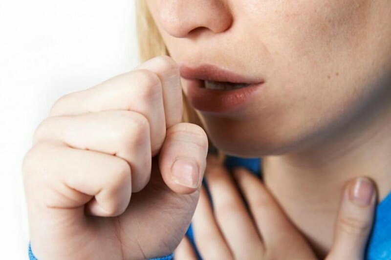 सूखी खाँसी के साथ थूक गले और श्वसन पथ के विनाश का कारण बन सकता है