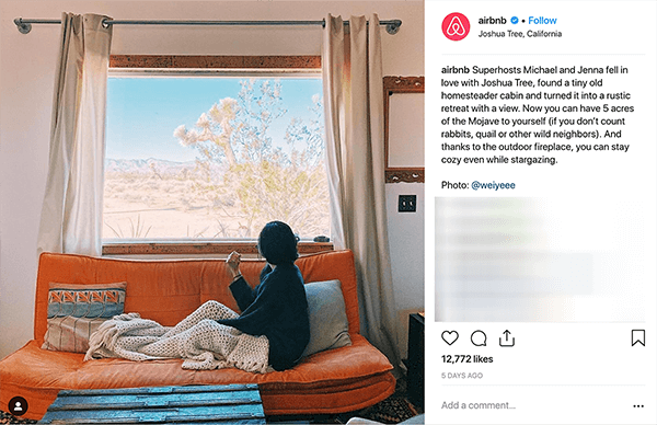 यह Airbnb की एक इंस्टाग्राम पोस्ट का स्क्रीनशॉट है। यह एक ऐसे जोड़े की कहानी बताती है जो एयरबीएनबी के जरिए अपने घर पर लोगों को होस्ट करता है। फोटो में, कोई एक बेज बुना हुआ फेंक कंबल के नीचे नारंगी सोफे पर बैठता है और एक रेगिस्तान परिदृश्य में खिड़की से बाहर देखता है। मेलिसा कसेरा का कहना है कि ये कहानियाँ अपने सोशल मीडिया मार्केटिंग में राक्षस कथानक पर काबू पाने के लिए एक व्यवसाय का उदाहरण हैं।