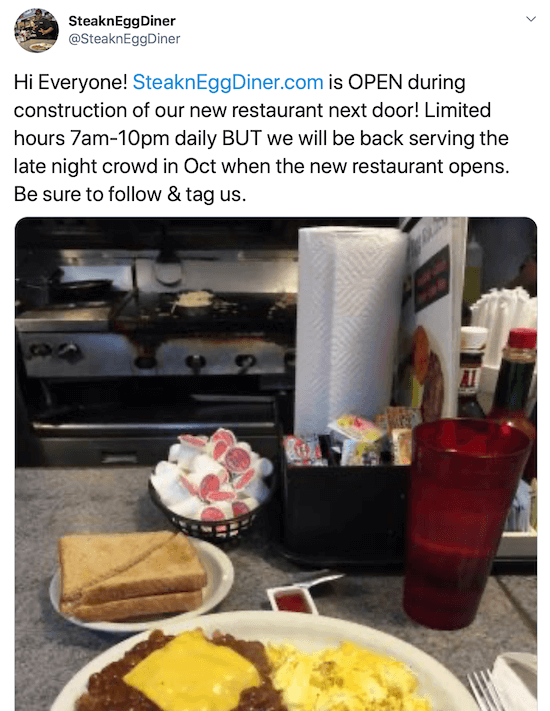 @steakneggdiner द्वारा ट्विटर पोस्ट का स्क्रीनशॉट उनके नए रेस्तरां के निर्माण के दौरान सीमित घंटे ट्वीट करना