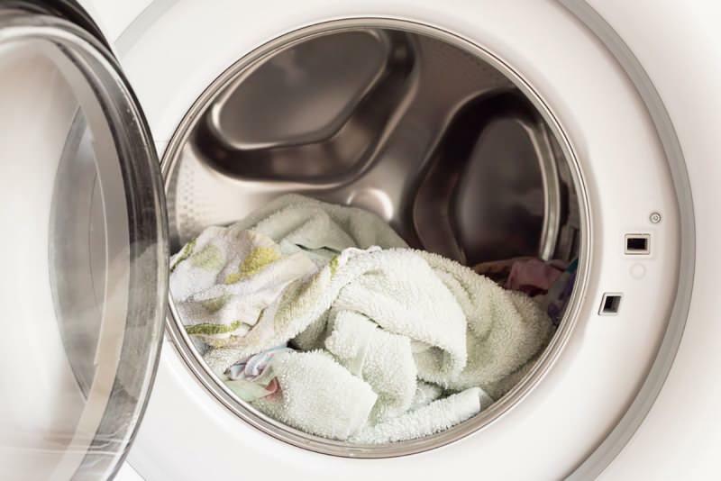 गीले पोंछे को वॉशिंग मशीन में फेंक देना