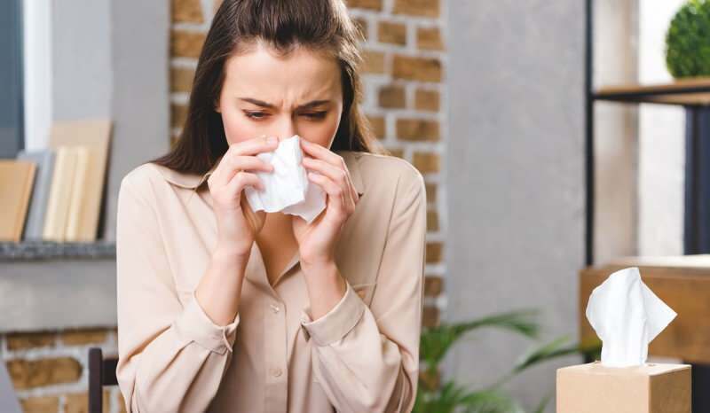 नाक बहना भी एलर्जी के बुखार में होता है। 